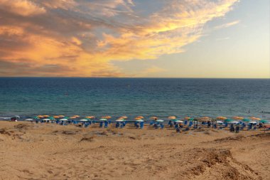 Şemsiyelerle Günbatımında Korfu Sahili