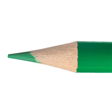Beyaz arkaplanda izole edilmiş yeşil renkli bir kalemin sivri ucunun yakın plan görüntüsü.