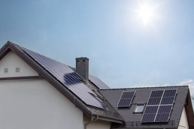 Modern Konutların Çatı Üzerine Güneş Panelleri