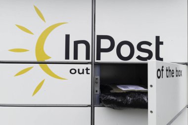 Leszno, Polonya - 1 Temmuz 2024: InPost Markalı Otomatik Parsel Dolabı