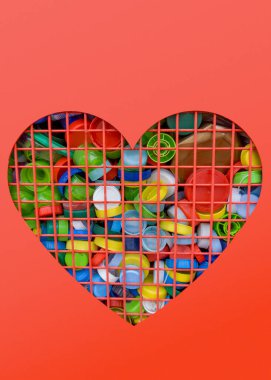 Kalp şeklindeki kaplarda plastik şişe kapları