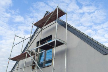 Konut binasının iskelesi.