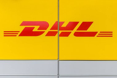 Leszno, Polonya 04 Temmuz 2024: Sarı Dolaplı DHL Logosu