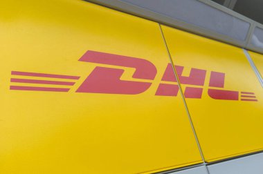 Leszno, Polonya 04 Temmuz 2024: Sarı Dolaplı DHL Logosu