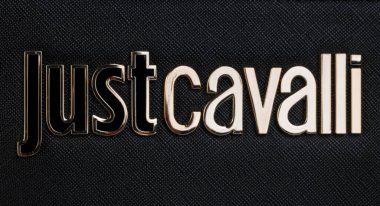 Leszno, Polonya 22 Ağustos 2023: Sadece Cavalli Moda Markası Siyah Kumaş Logosu