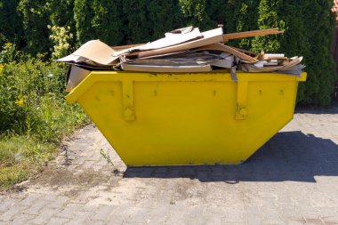 Kapalı Garaj Kapısı Olan Modern Ev