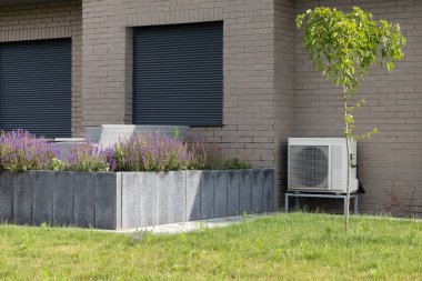 Modern Tuğla Binasına Sıcaklık Pompası Sistemleri Yüklendi