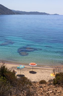 Renkli Şemsiyeli Plaj ve Temiz Su