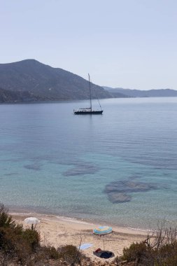 Sakin Sardunya Sularında yelkenli