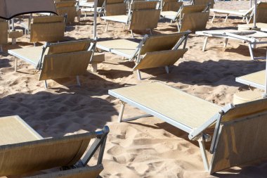 Kumsaldaki Boş Güneş Salonları