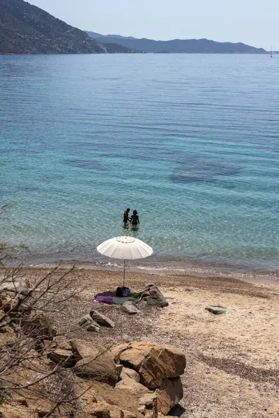 Şemsiyeli ve Temiz Sulu Uzak Kumsal