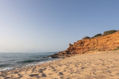 Sardunya Adası 'ndaki sahil ve uçurum