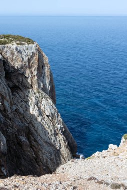 Derin Mavi Deniz 'e Bakan Rocky Kayalıkları