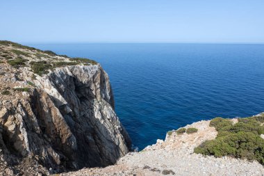 Rocky Kayalıkları ve Mavi Deniz Sahil Manzarası