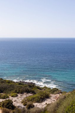 Kristal Temiz Su ile Rocky Shoreline