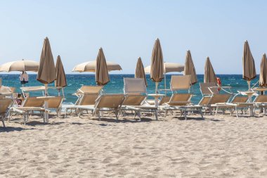 Güneşli bir günde Plaj Salonları ve Şemsiyeleri