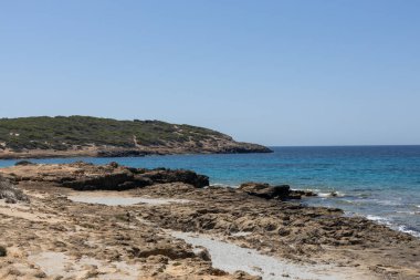 Açık Deniz ve Rocky Shore 'un Geniş Görünümü