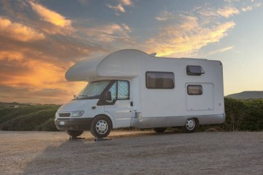 Sunset 'te Dramatik Gökyüzü ile Kamp Minibüsü