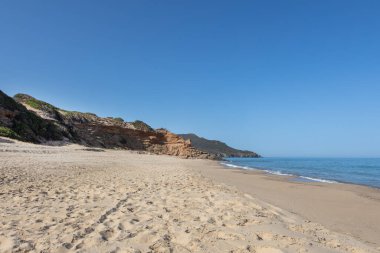Sandy Beach ve Cliffs ile Sakin Sahil Manzarası