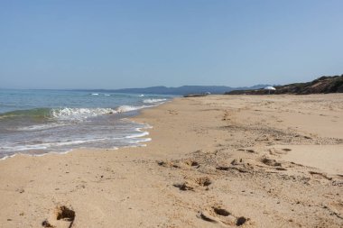 Uzak Dağları olan Long Sandy Plajı