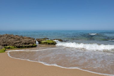 Nazik Dalgalarla Sakin Sahil