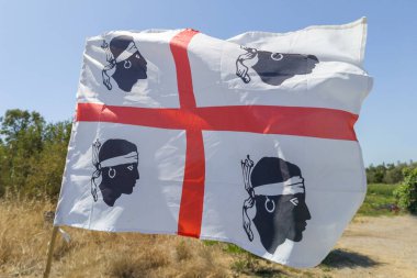 Kırsal Arazide Sardunya Bayrağı Dalgalanıyor