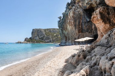 Cala Luna Sahilinde Şemsiyeler ve Kayalar
