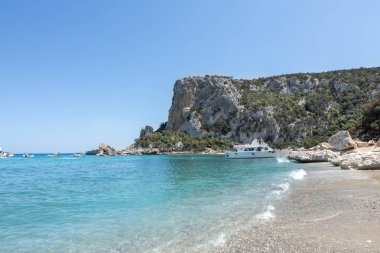 Turkuaz Sular ve Cala Luna Sahili 'nin kireçtaşı uçurumları