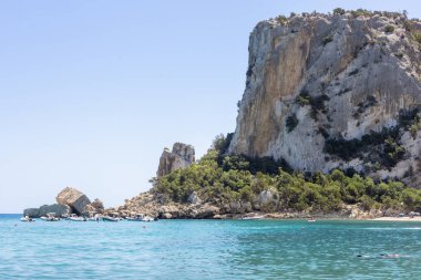 Cala Luna Sahili 'nin Yüksek Kayalıkları ve Turkuaz Suları