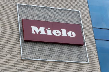 Poznan, Polonya. 09 Ağustos 2024: Miele logosu modern tuğla bina dış yüzeyinde belirgin bir şekilde sergilendi.