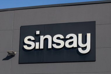 Poznan, Polonya. 11 Ağustos 2024: Sinsay Giysi Mağazası İnşaat Cephesi Logosu