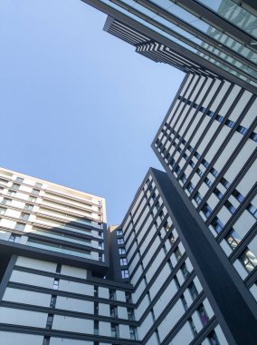 Geometrik İnşaat Cepheleri ile Modern Şehir Mimarisi