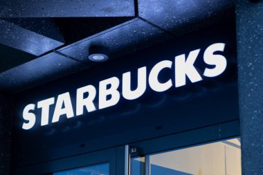 Poznan, Polonya. 13 Ağustos 2024: Gece Starbucks Mağazası Tabelasında Aydınlatma