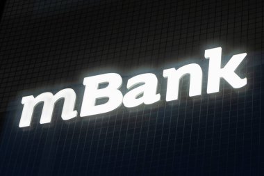 Poznan, Polonya. 13 Ağustos 2024: mBank Cam Binasında Aydınlatma İşareti