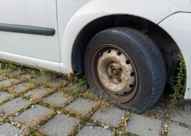 Patlak Tekerlekli Paslı Araba Tekerleği