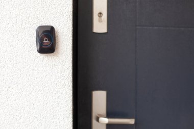 Siyah Kapı Zili Beyaz Duvarda, Kara Kapı 'da