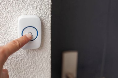 Mavi Yüzüklü Beyaz Kapı Çanı