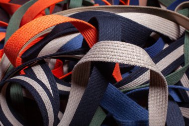 Karışık Yığında Renkli Dokuma Kumaş Kayışları