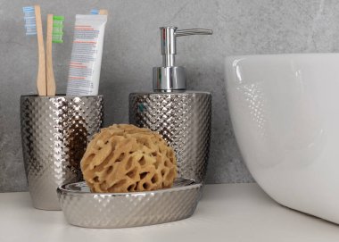 Metalik diş fırçası tutacağı olan modern banyo seti