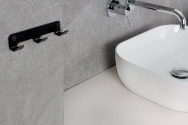 Modern Banyo Krom Musluğu ve Kancaları ile Lavabo