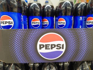 Poznan, Polonya. 13 Ağustos 2024. Pepsi Şişeleri Mağazada Göster