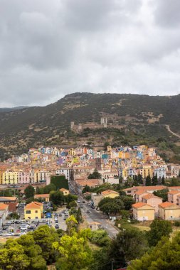 Bosa, Sardunya. 22 Temmuz 2024. Renkli Binalar ve Ortaçağ Şatosu