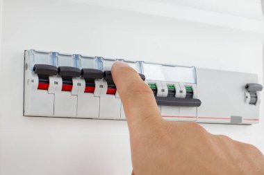 El Kapatılıyor Elektrik Devre Kesicisi
