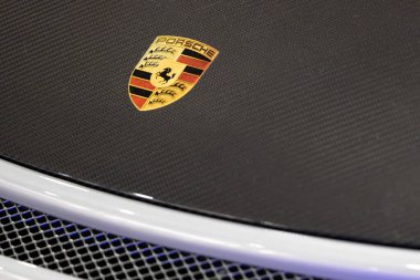 Poznan, Polonya. 8 Nisan 2022. Araba Kaputu 'ndaki Porsche logosuna yakın plan.