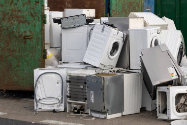 Poznan, Polonya. 30 Ekim 2022. Elektronik Atık Yığını Yok Edilmeye Hazır