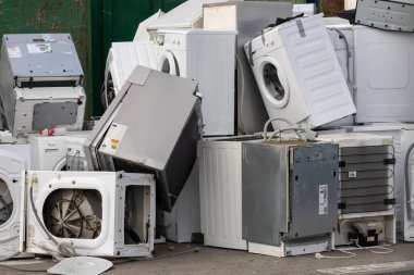Poznan, Polonya. 30 Ekim 2022. Elektronik Atık Yığını Toplanmayı Bekliyor