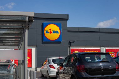 Skorzewo, Polonya. 21 Ağustos 2021. Park etmiş arabaları olan Lidl mağazasının önünde.