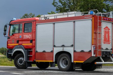 Poznan, Polonya. 26 Nisan 2022. Polonya Kurtarma İşaretli İtfaiye Aracı