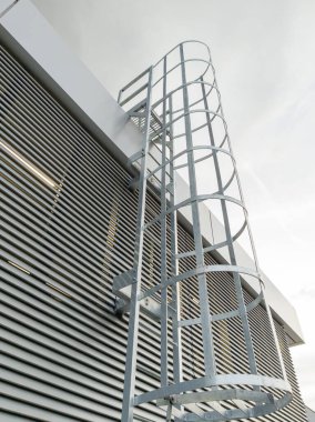 Yatay Panelli Modern Binadaki Metal Merdiven