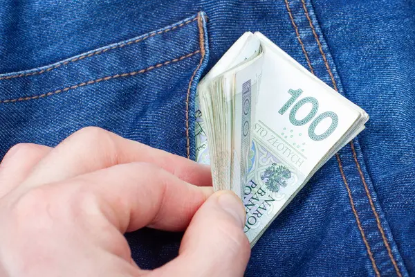Polonyalı Zloty Banknotlarını Cebine Koyan Adam